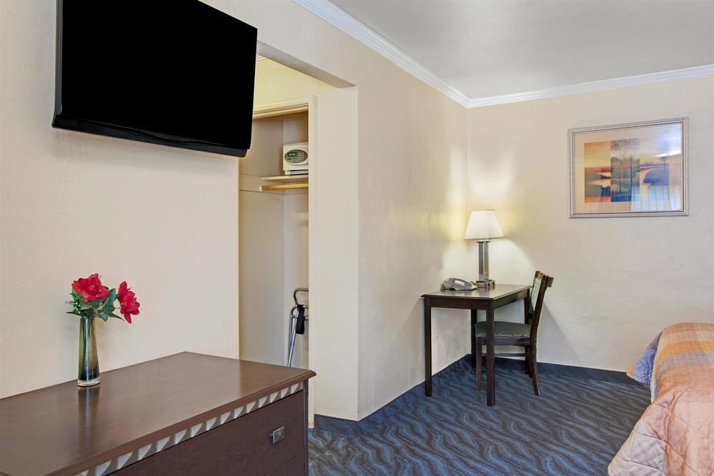 Super 8 By Wyndham Berkeley Motel Екстериор снимка