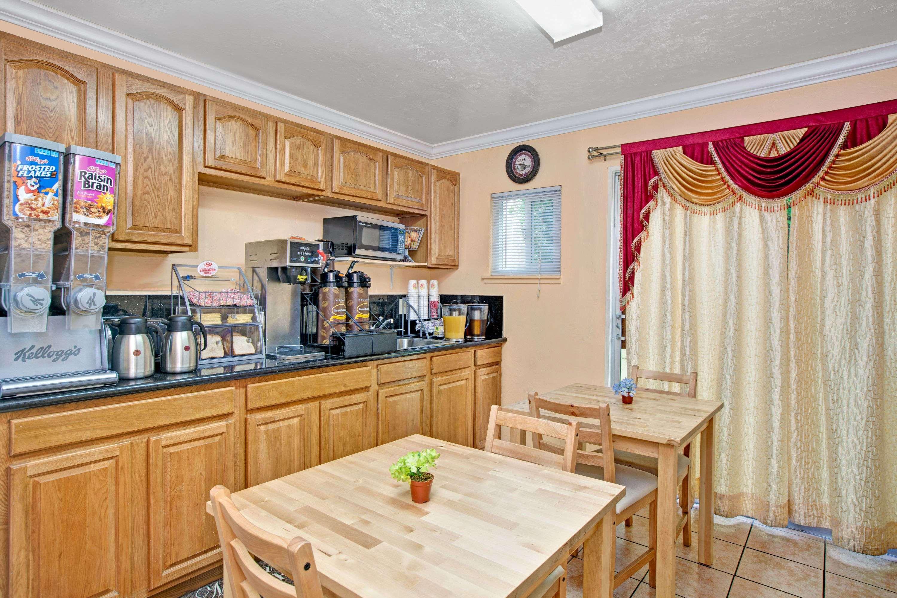 Super 8 By Wyndham Berkeley Motel Екстериор снимка