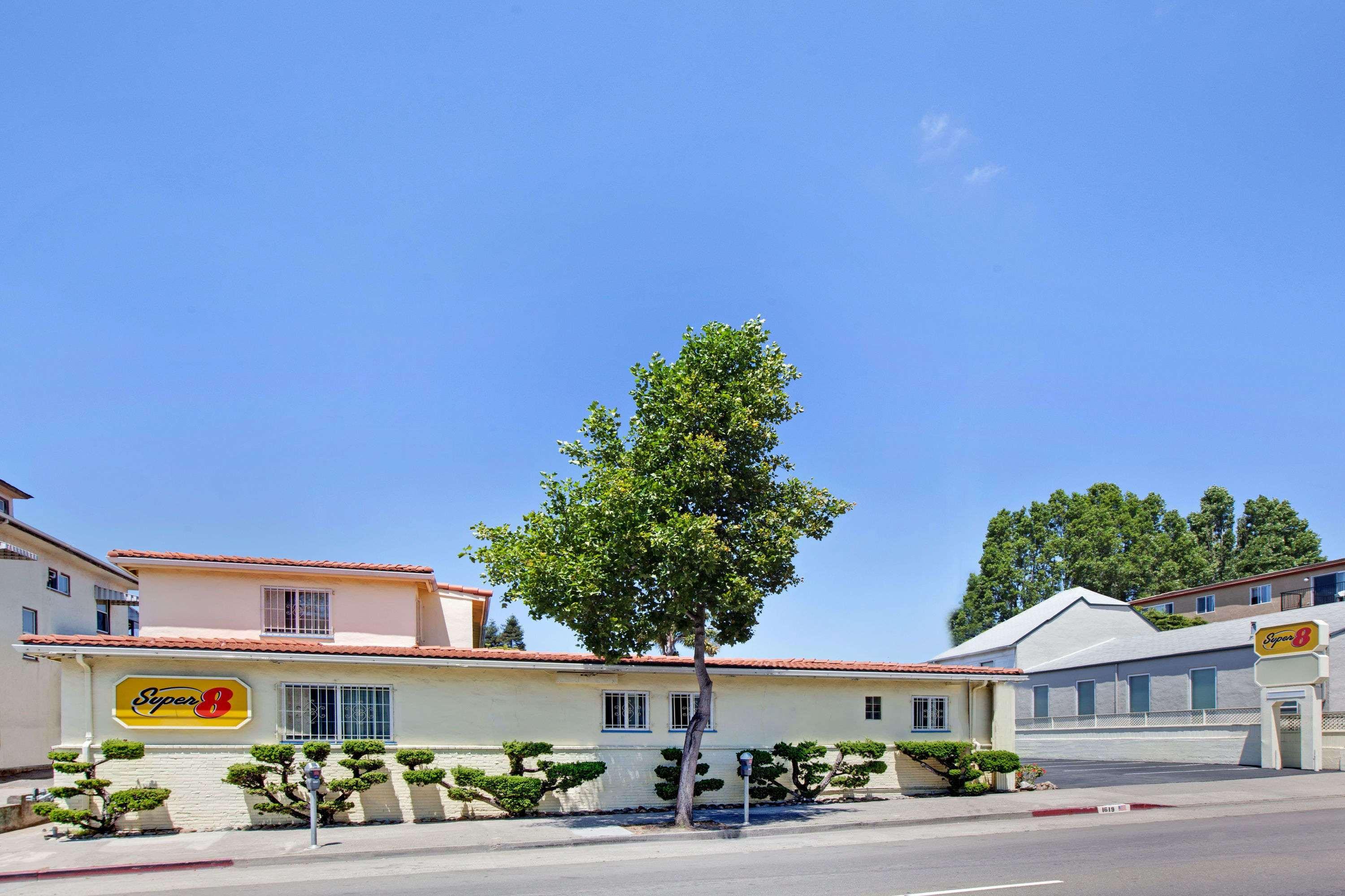 Super 8 By Wyndham Berkeley Motel Екстериор снимка